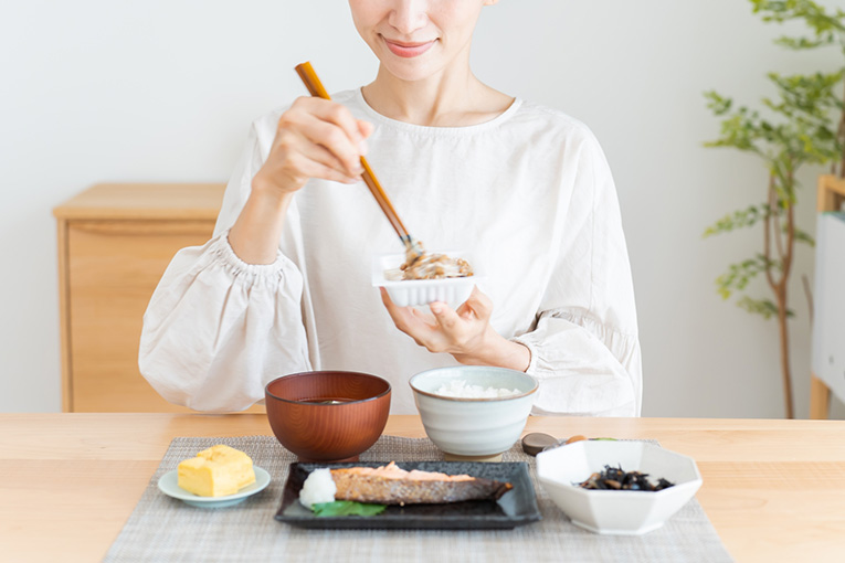 食事をしている女性