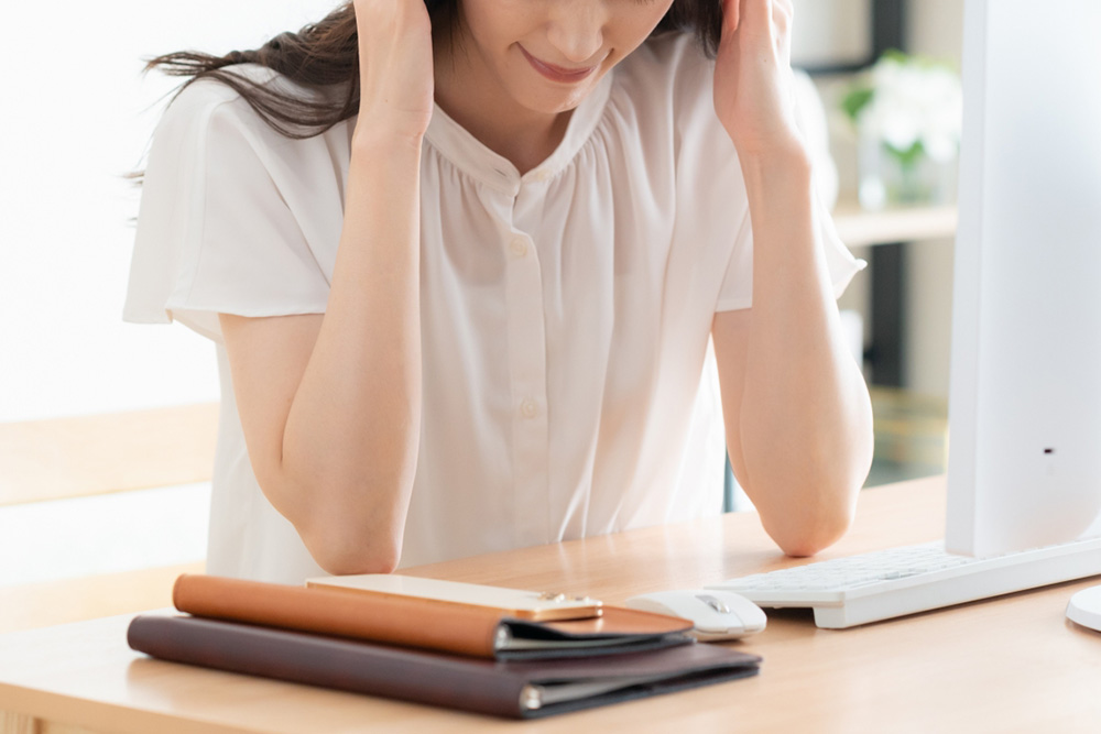 疲れている女性 ストレス、生活リズムの乱れ