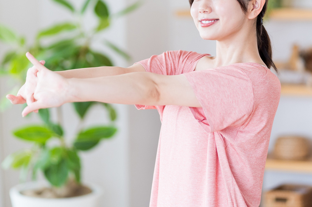 ストレッチをする女性